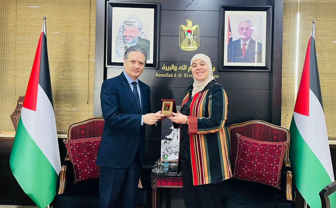 جانب من لقاء غنام والقنصل الاسباني